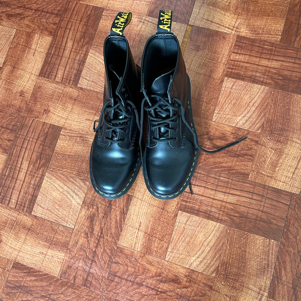 Dr Martens lace up boots men’s SZ 7.  Woman’s sz… 8.5 woman’s